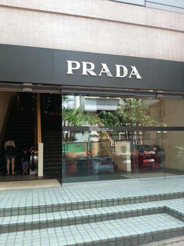 outlet space prada