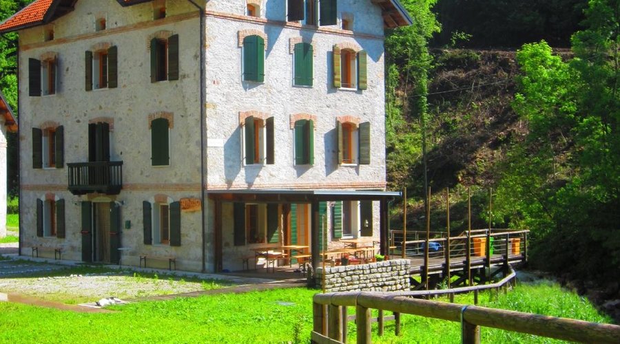 Dalla stradina di accesso