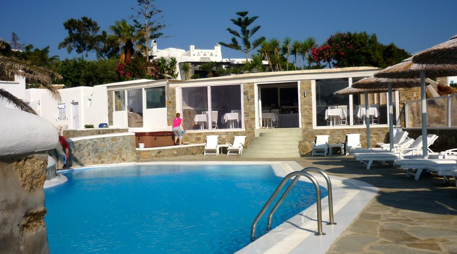 piscina e sala per la colazione