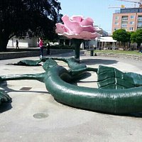 Skulptur einer Rose im Folkets Park
