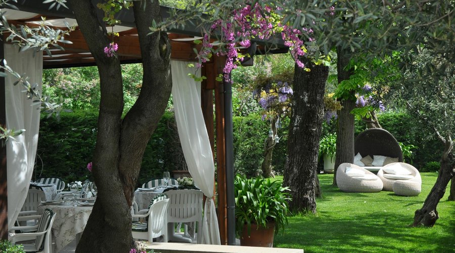 i tavoli in giardino