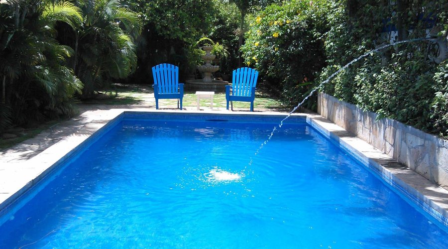 Piscina con vista al fondo del hotel