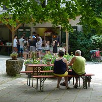 Ausgabe von Kaffee und Kuchen