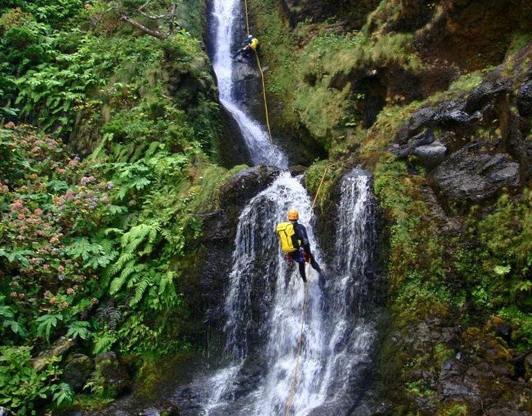 Flores: Ilhéus Inferior Canyoning with a Guide and Snack