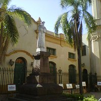 Estatua de San Francisco en el atrio de la iglesia