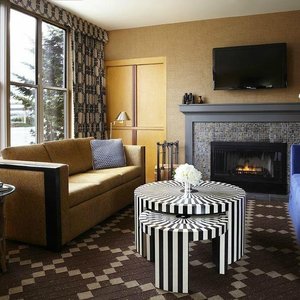 Kimpton RiverPlace Hotel in Portland