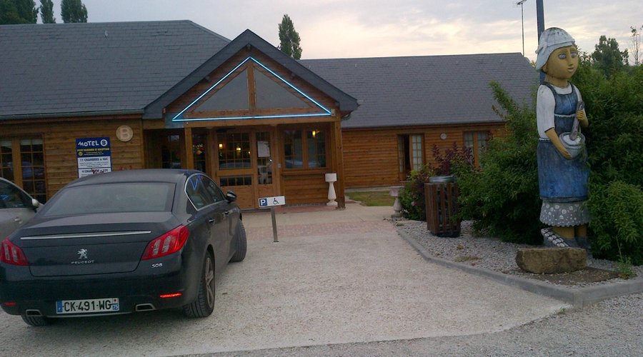 Le bâtiment B du motel incluant la réception et la salle de petit déjeuner