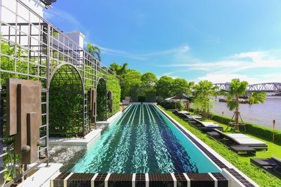The pool by the river