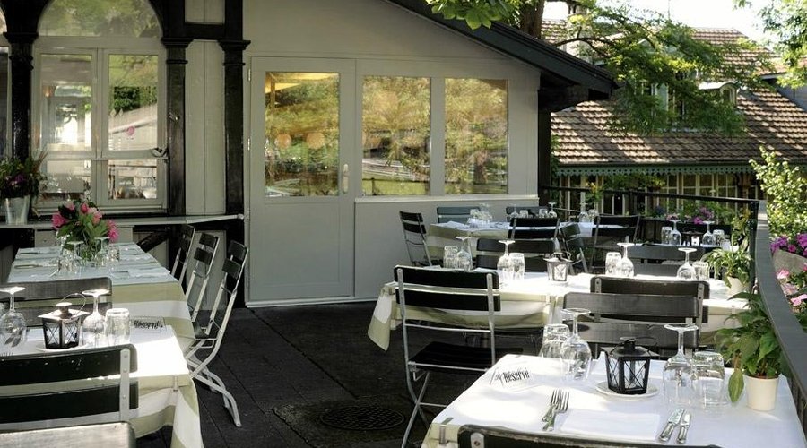 Die Terrasse unter dem Kastanienbaum
