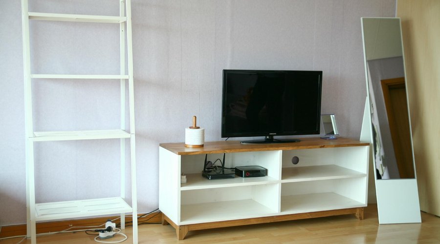 32 inches TV with more than 100 cable channels!