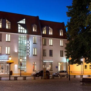Außenansicht bei Nacht