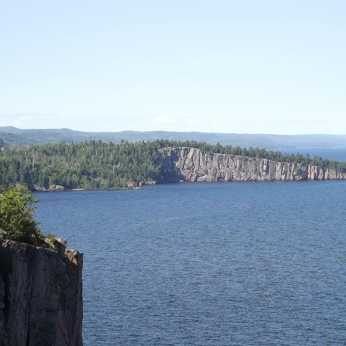 Hồ Superior: Hồ Superior là một trong những hồ lớn nhất tại Bắc Mỹ với khung cảnh tuyệt đẹp. Bạn sẽ không muốn bỏ lỡ cơ hội được nhìn ngắm vẻ đẹp tuyệt vời của hồ Superior. Hãy xem ảnh để khám phá thêm về cảnh quan hùng vĩ này.