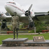 Earhart statue next to the Spirit of Harbour Grace DC-3 aircraft