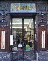 L'ingresso al negozio