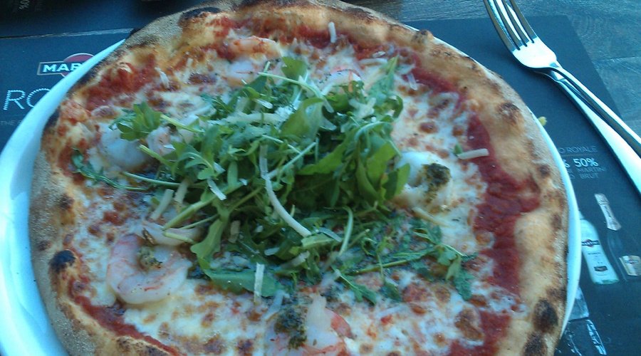 Pizza ail - roquette - scampis