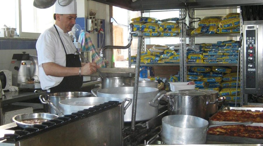 Lo chef in cucina