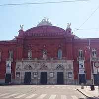 la facciata del teatro Petruzzelli.