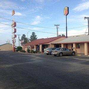 The Western Motel during the day.