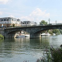 Staines - upon - Thames bridge.