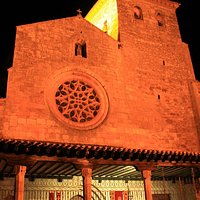 Colegiata iluminada de noche