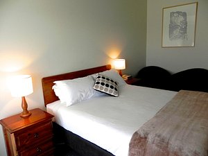 Moore Park Inn in Armidale, image may contain: Furniture, Bed, Bedroom, Lamp