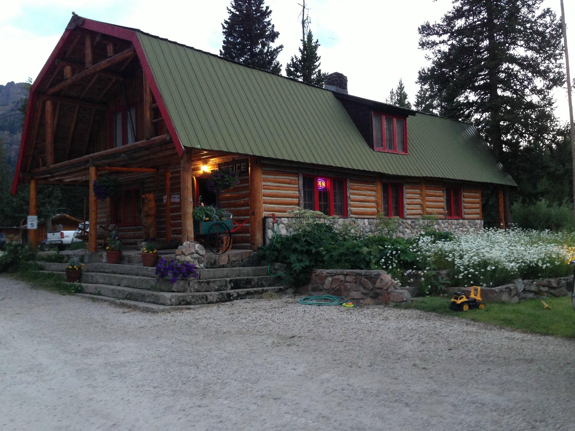 GRIZZLY LODGE - Updated 2022 Prices & Reviews (Silver Gate, Montana)