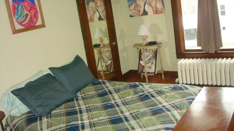 Martina's room with one queen bed