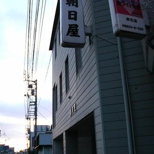 そこそこ車が通る車道沿いに建つ旅館です。
