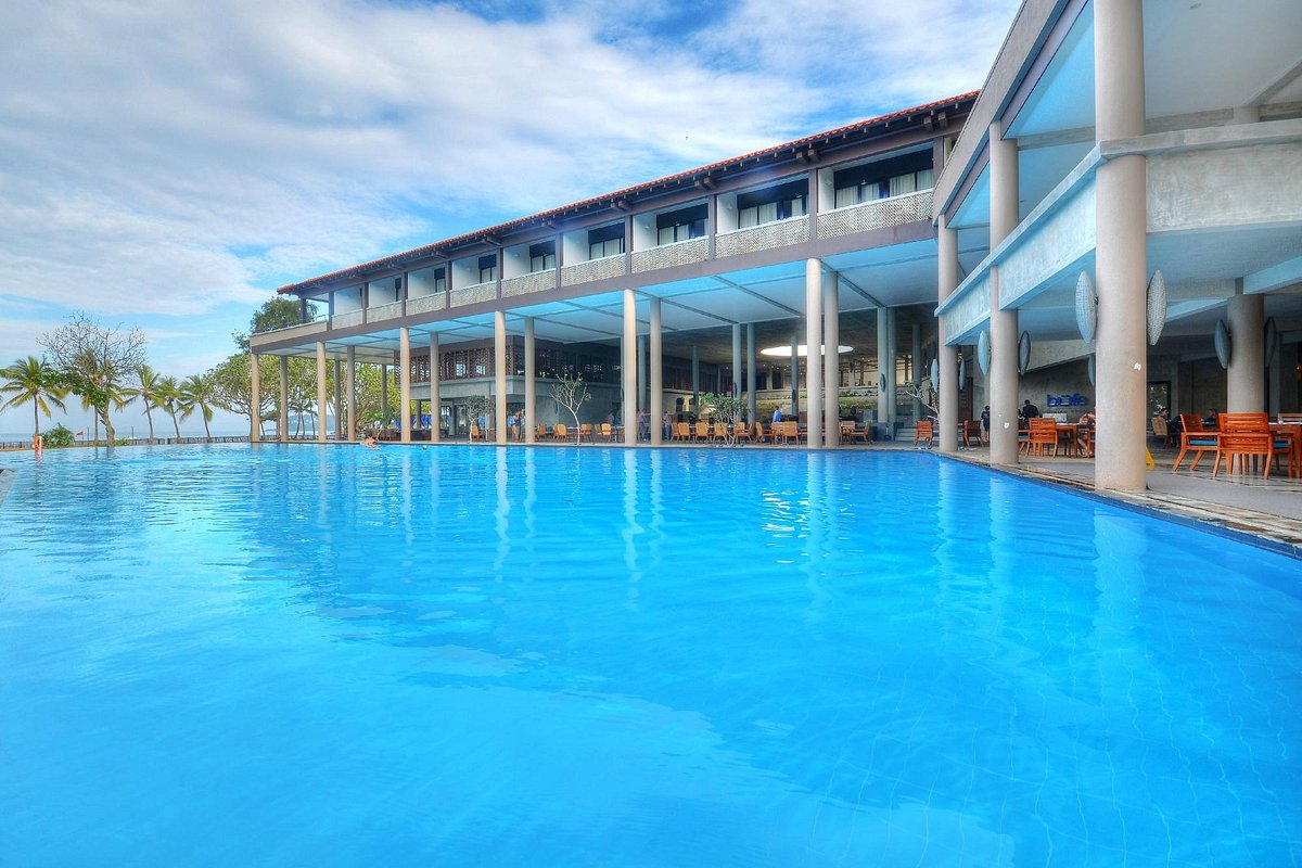 Hotel Main outdoor pool