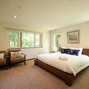 "Omono" master bedroom in summer