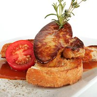 Foie gras poelé sur toast, demi-glace relevée et coulis d'agrumes