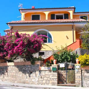 Facciata b&b villa le boungaville