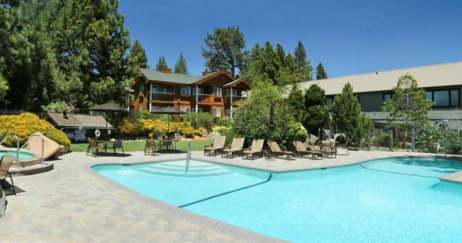 Jacuzzi and Pool at the Red Wolf Lakeside Lodge