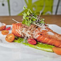 Salmone with steamed asparagus and lemon foam