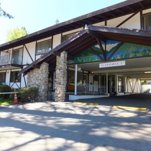 Entrance of Tahoe Inn