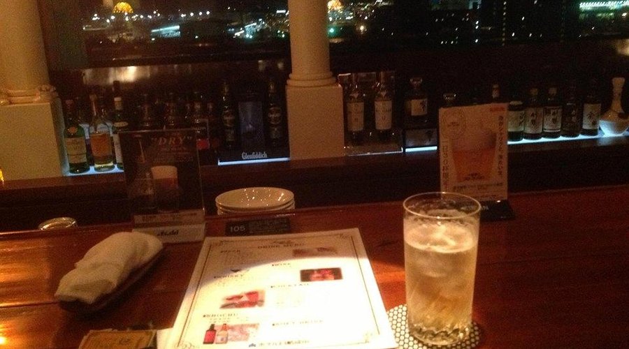一杯目はバーボンのＩＷハーパーのソーダ割をいただく　カウンター越しに夜景が見える落ち着いた雰囲気