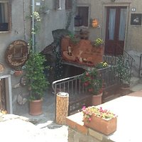 ..la piazzetta su cui si affaccia (ed in cui ci si può degustare i loro prodotti)