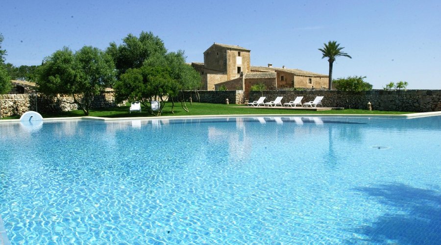 Son Cosmet es una antigua possessió mallorquina de 150 Hcs. La construcción, iniciada en el s. X