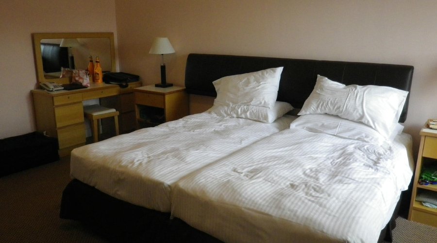 beds pushed together, no problem.