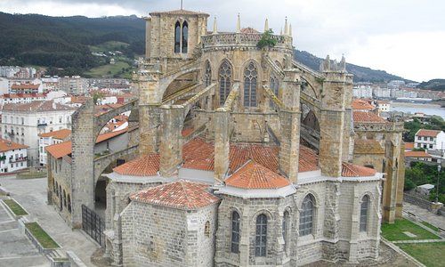 Iglesia de Santa Maria outro anglo vista do castillo- faro