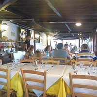 parte esterna del locale protetto da piante dalla strada