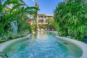 Pool & Beach