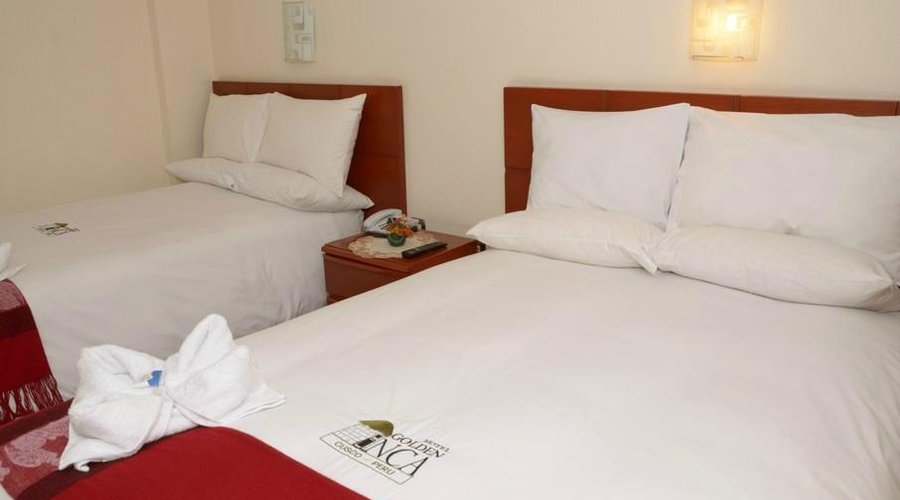 Habitación con cama matrimonial más cama simple