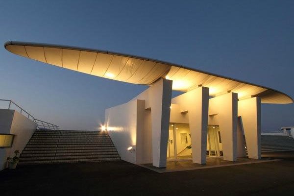 夕暮れ時の、足摺テルメ外観　　團 紀彦氏によるモダンデザイン建築