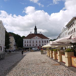 Rathausplatz in Tartu, Hostel rechts (graues Haus)