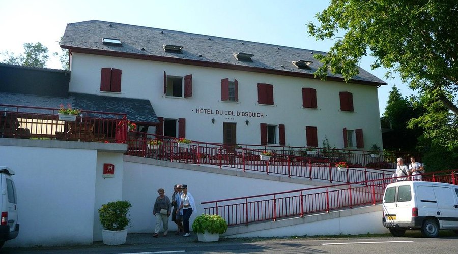 Vue de l'hôtel et de sa grande terrasse donnant face à la montagne