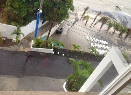 para ir a la playa de rocas hay que cruzar la calle..