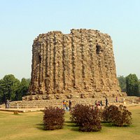 The unfinished giant minaret - Alai Minar