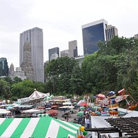 victorian gardens con grattacieli sullo sfondo