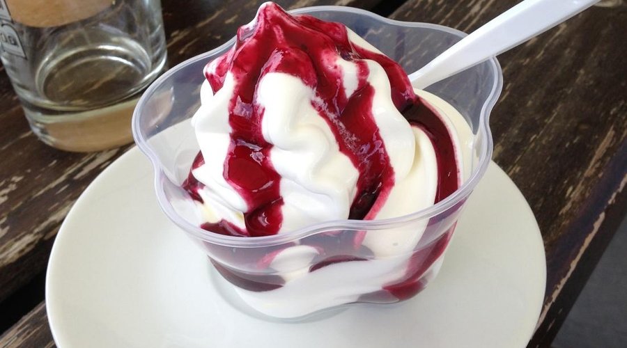 gelato con salsa di lamponi